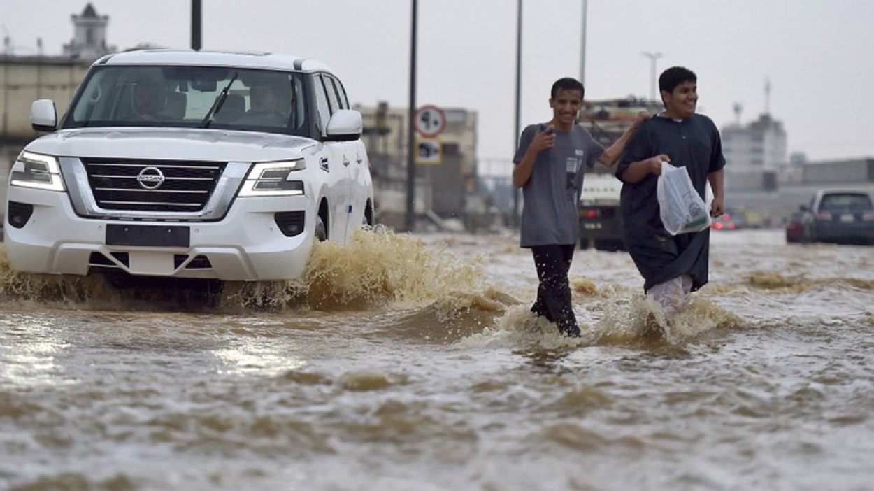 عواصف رعدية وأمطار غزيرة على مكة المكرمة