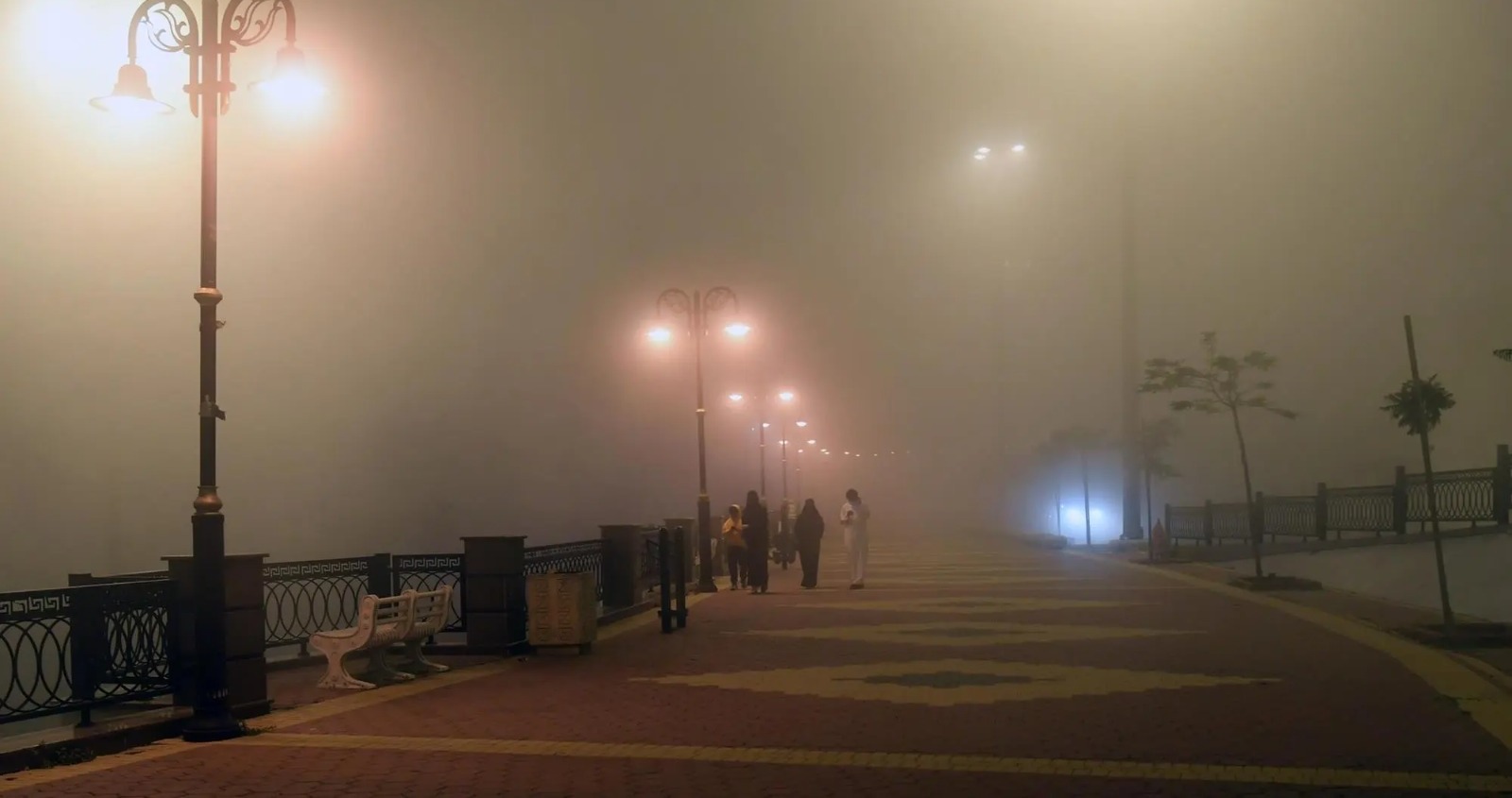 رياح شديدة وضباب مع شبه انعدام في الرؤية