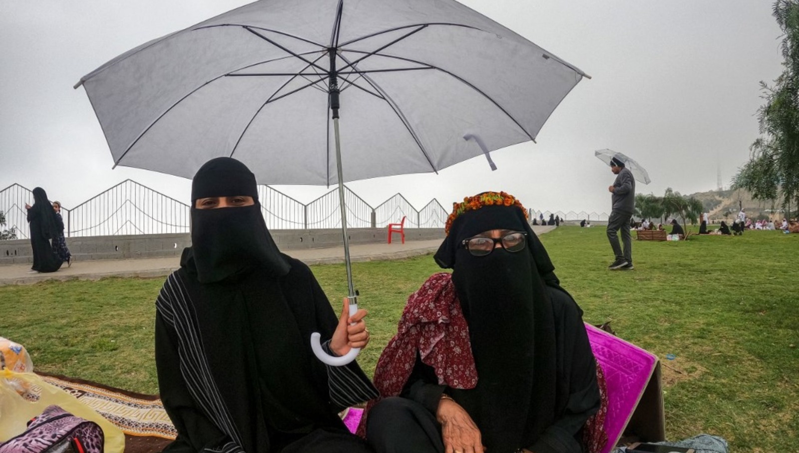 رياح شديدة وضباب مع شبه انعدام في الرؤية