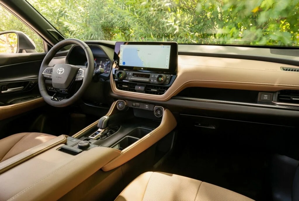سيارة تويوتا جراند هايلاندر 2024
